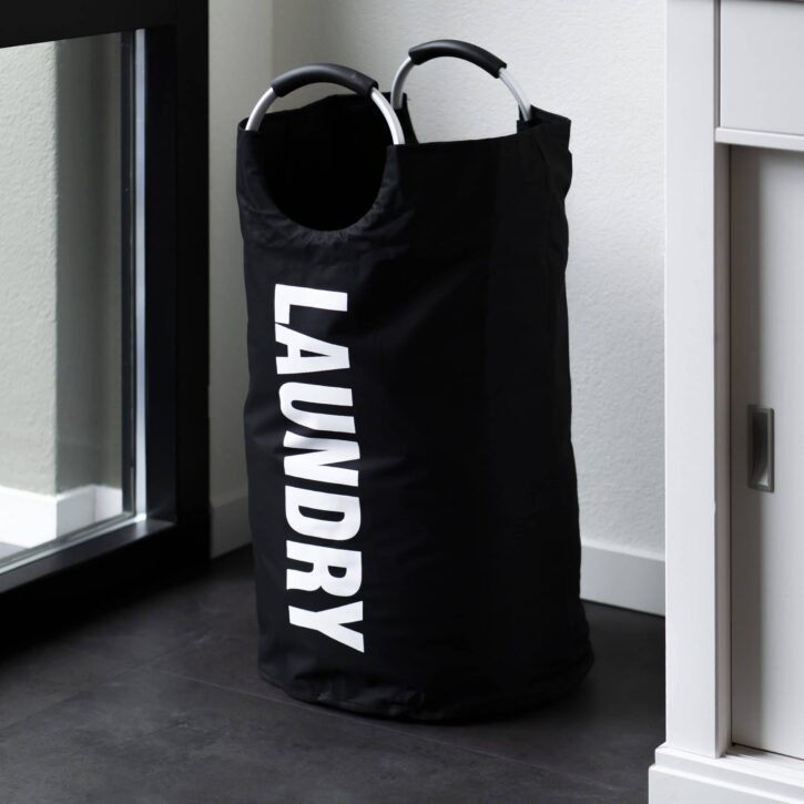 Zwarte wasmanden met laundry tekst
